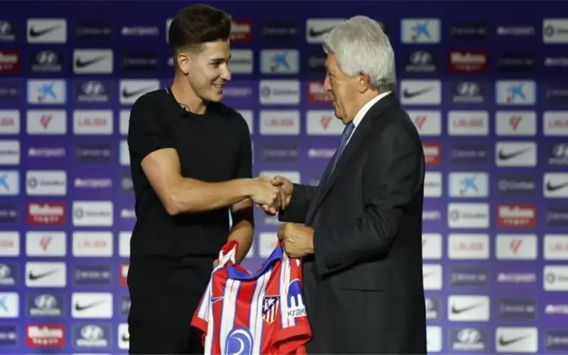 رئيس أتلتيكو مدريد يوجه رسالة جديدة إلى برشلونة بشأن ألفاريز